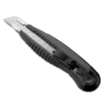 Нож с сегментированным лезвием KW-TRIO шир.лез.18мм усиленный 2 сменных лезвия металл черный блистер (3713BLCK)